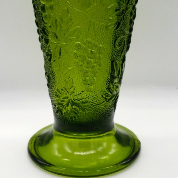 Vintage Anchor Hocking Avocado Green Glass Vase with Grapes and Leaves texured - Picture 4 of 10